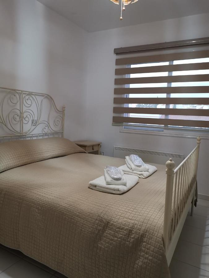 Iris Village, Near Kings Avenue Mall - By Imh Travel & Tours 파포스 외부 사진