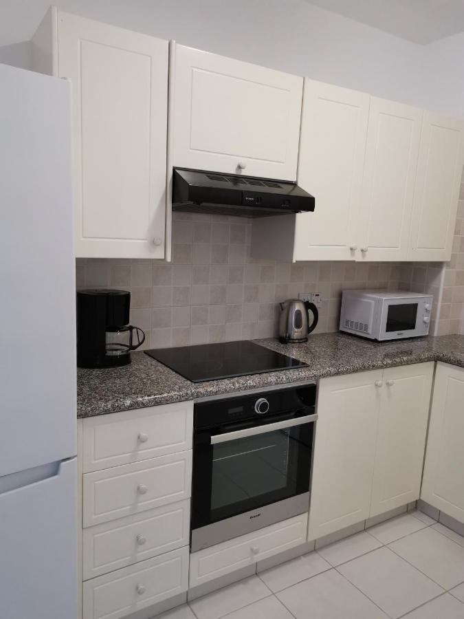 Iris Village, Near Kings Avenue Mall - By Imh Travel & Tours 파포스 외부 사진